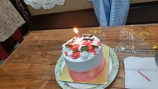 Red N White Cream Floral Cake