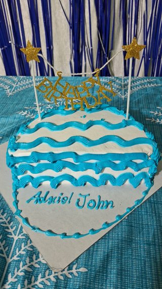 Vanilla Blue & White Cream Half Cake