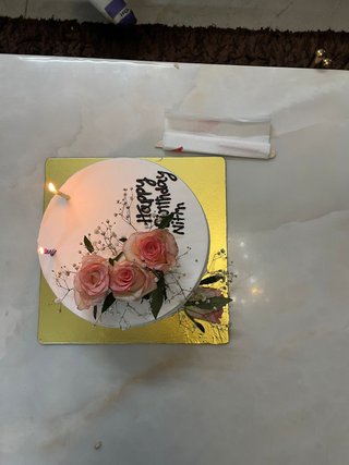 Roses Topped Vanilla Cream Cake