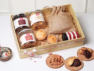 Cookies N Jar Cakes Gift Combo