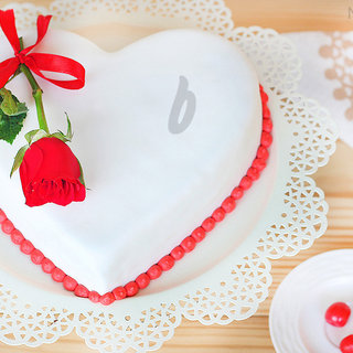 Heart Shaped Fondant Vanilla Cake in Noida