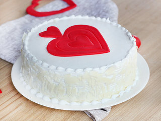 Vanilla cake with fondant hearts