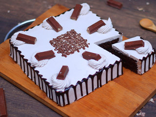 Sliced Dusted KitKat Choco Cake in Hyderabad