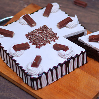 Sliced Dusted KitKat Choco Cake in Ghaziabad
