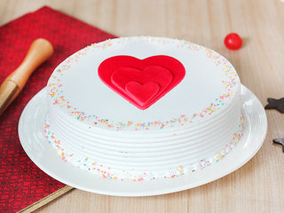 Vanilla cream cake with 3 fondant hearts