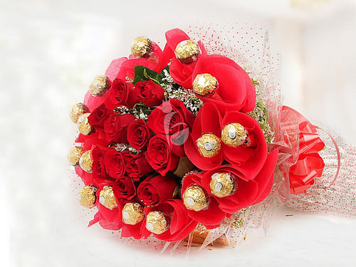 Buy Ferrero Rocher And Roses Bouquet-Roses N Chocolate Bouquet