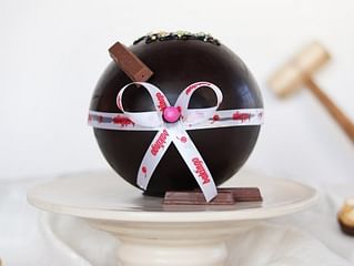 Ferrero Rocher and Kitkat Pinata Ball Cake Ferrero Rocher and Kitkat Pinata Ball Cake