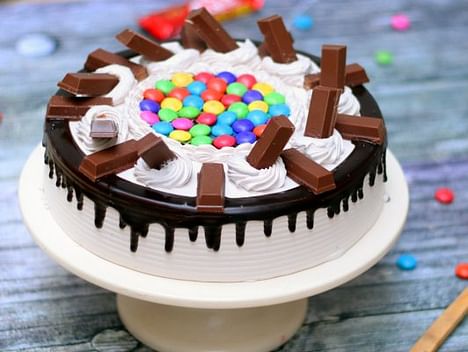 Creamy Kitkat Cake