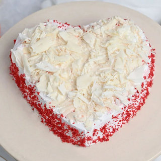 Pinata Red Velvet Love Cake 